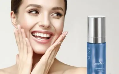 Насочете вниманието към CTA или продукт на страницата | Webselo.com™ – Уебсайтове, онлайн магазини и дигитален маркетинг Реклама на продукт, в която жена гледа към него, а не към потребителя